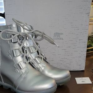 Youth Girl's Disney Frozen Sorel Boots. Size 3